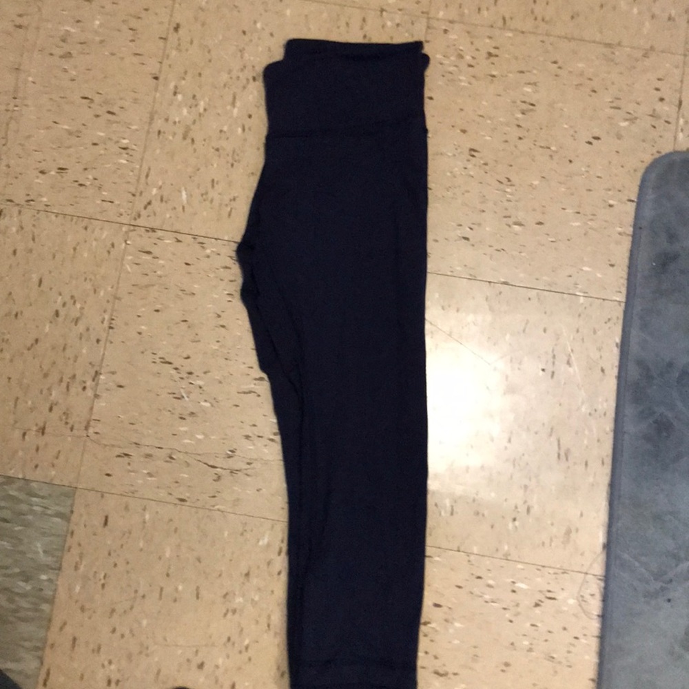 3/4 crop navy blue lulu lemon yoga pants